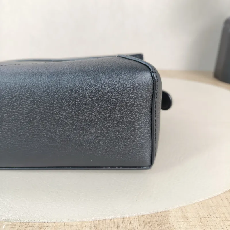 LOEWE Crossbody Bag Puzzle Black CC alfskinmini18 × 8 × 12.5 cm — detail view 4 of 11