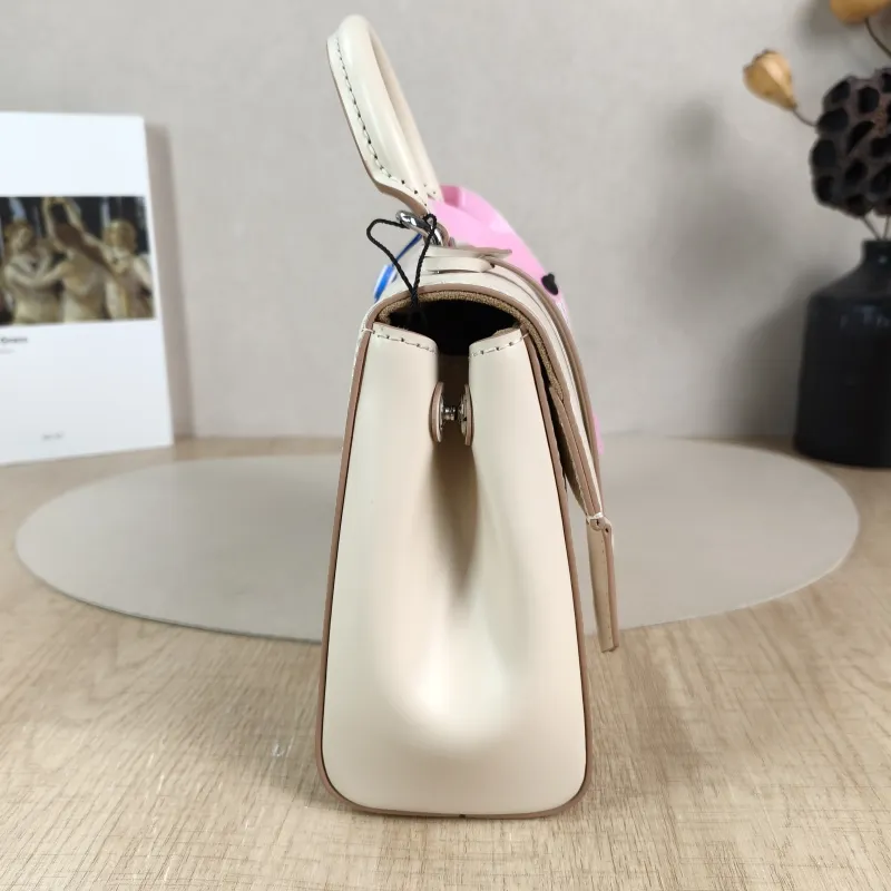 Louis Vuitton Crossbody Bag CLUNY White Epi Embossed Calfskin Mini 20 × 7.5 × 16 cm — detail view 3 of 14