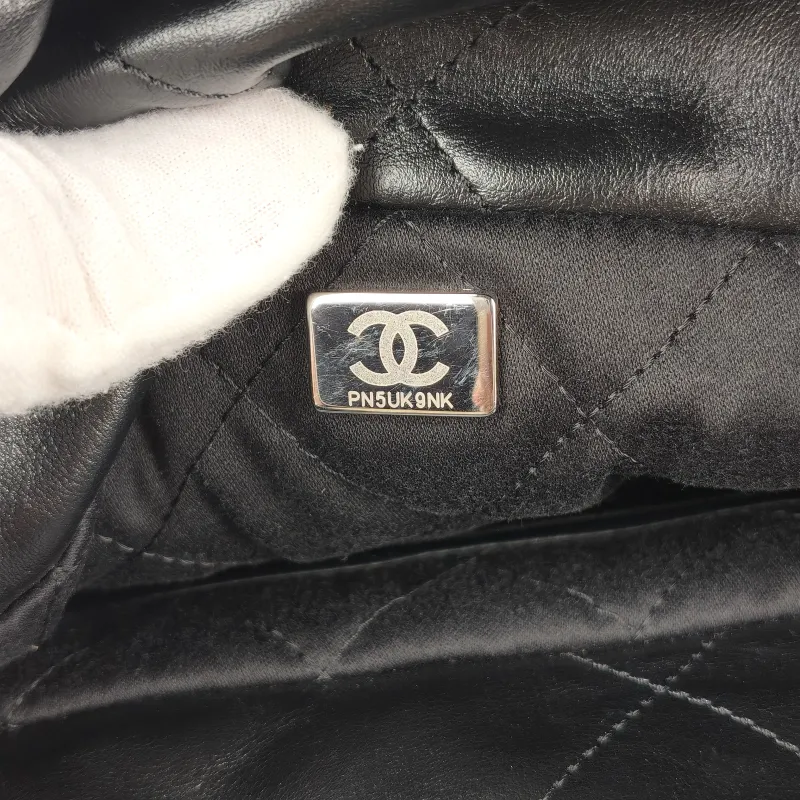 Chanel Shoulder Bag22Bag Black CC alfskin Medium39 × 8 × 42 cm — detail view 10 of 13