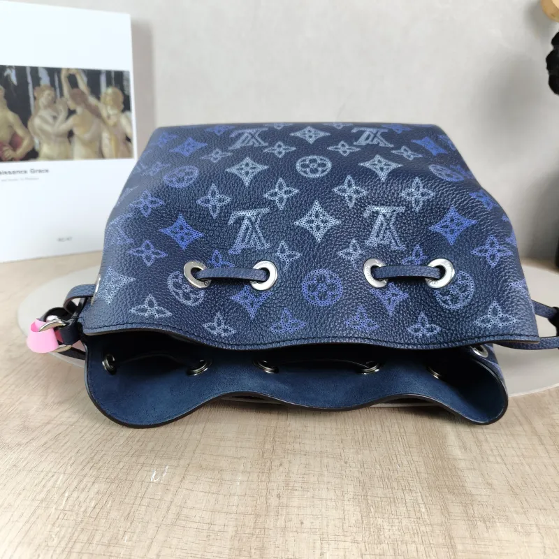 Louis Vuitton Crossbody Bag BELLA · Calfskin One Size 22 × 14 × 19 cm — detail view 2 of 11