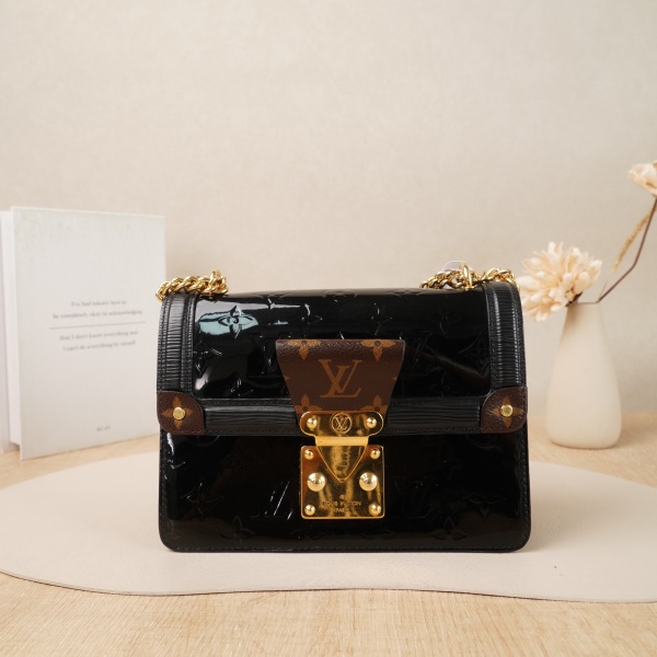 Louis Vuitton Wynwood Vernis Chain Bag Black with Gold-Tone Hardware Patent Leather · 21 × 9 × 14 cm