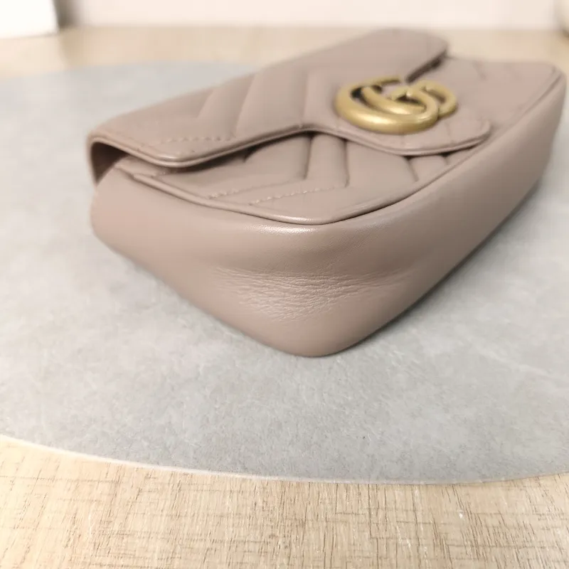 GUCCI Crossbody Bag GG Marmont Mini Marmont Mini Calfskinmini16.5 × 4.5 × 9.5 cm — detail view 5 of 11