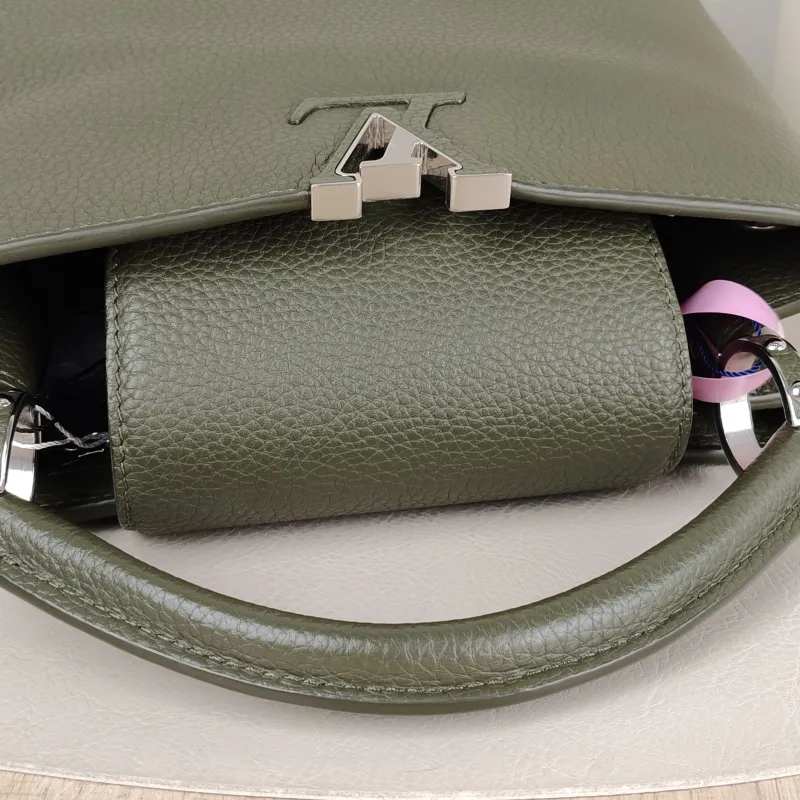 Louis Vuitton Top Handle Bag Capucines Calfskin BB 27 × 9 × 17.5 cm — detail view 8 of 12