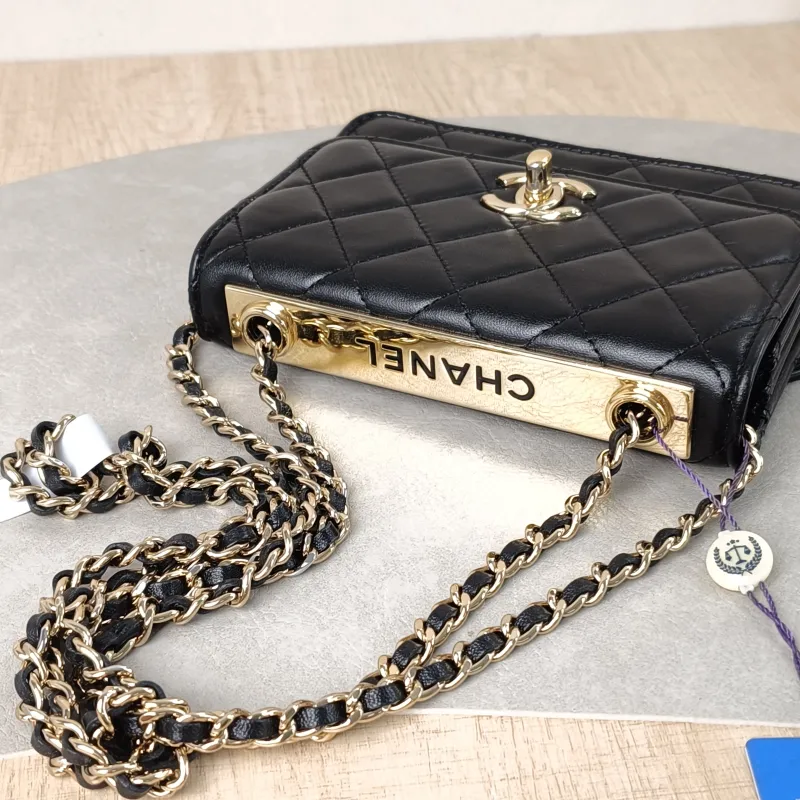 Chanel Crossbody Bag trendy cc woc Black with Gold-Tone Hardware Lambskin One Size 15.5 × 3.5 × 11 cm 30 — detail view 8 of 13