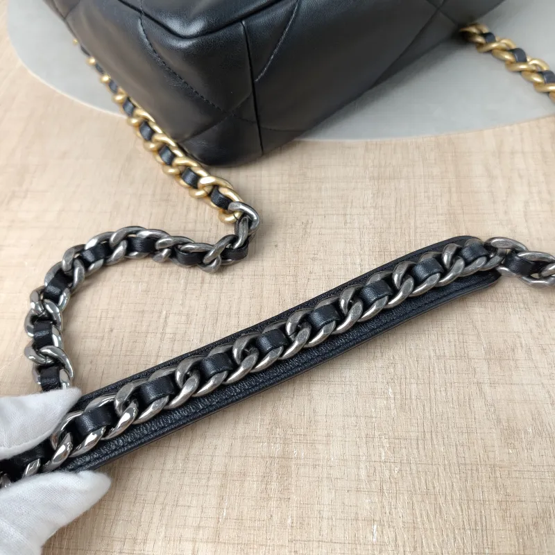 Chanel Crossbody Bag19Bag Small26 × 9 × 16 cm — detail view 8 of 13