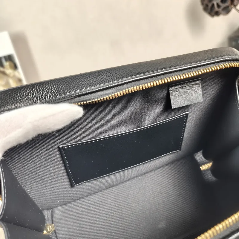 Chanel Crossbody Bag Black Grained Calfskin Mini 19.5 × 8.5 × 12 cm — detail view 4 of 13