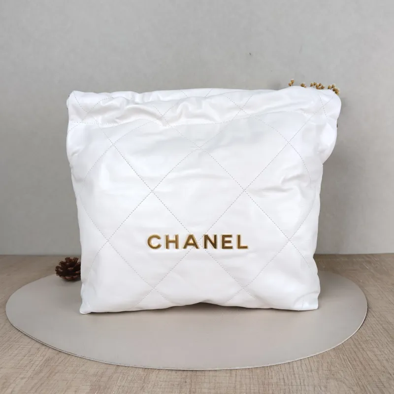Chanel Shoulder Bag22Bag White CC alfskin Small35 × 7 × 37 cm