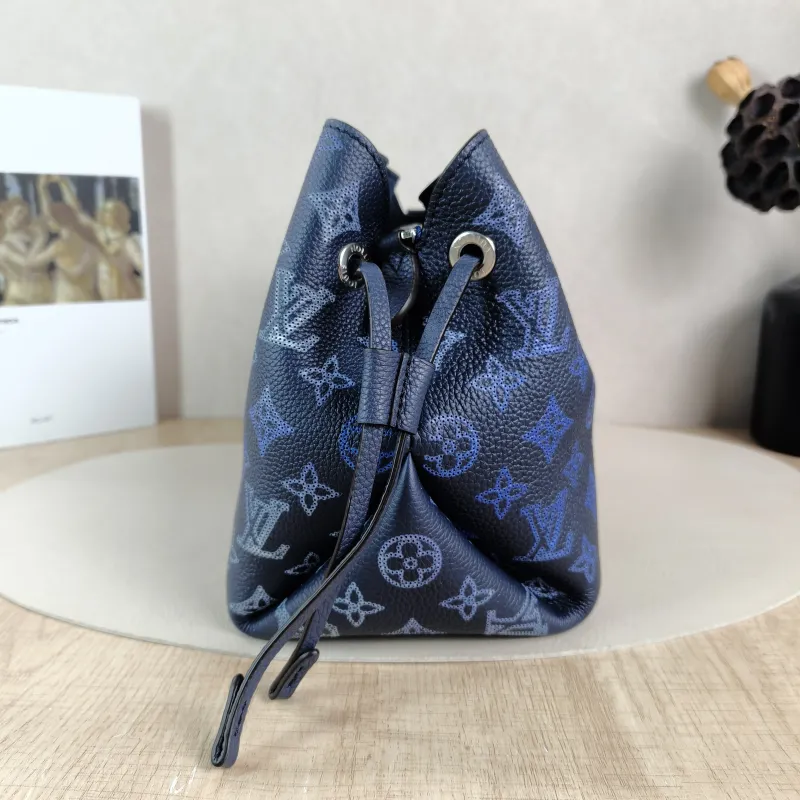 Louis Vuitton Crossbody Bag BELLA · Calfskin One Size 22 × 14 × 19 cm — detail view 10 of 11