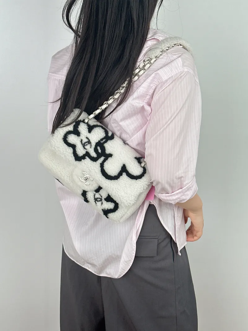 Chanel Shoulder Bag Editioncf Wool One Size 27 × 7 × 16.5 cm — on-model view 2 of 2