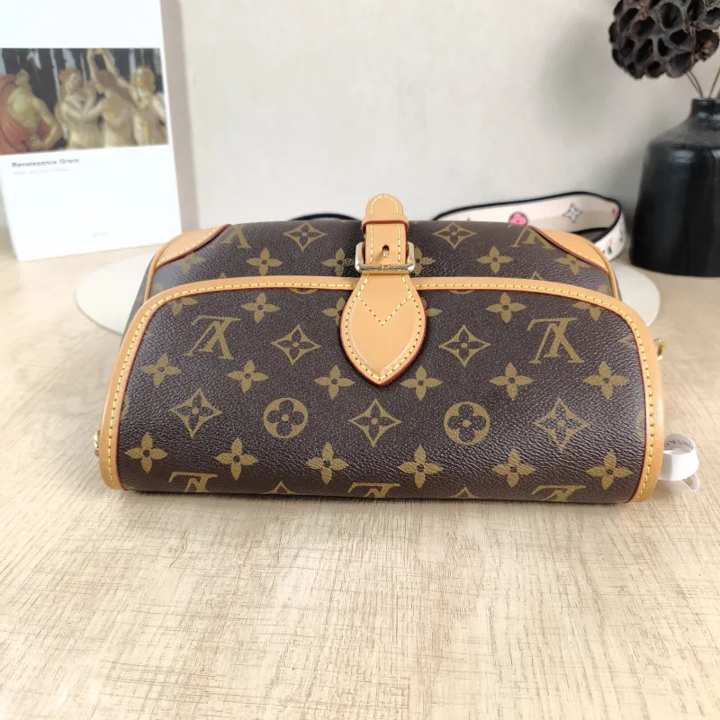 Louis Vuitton Crossbody Bag Diane Baguette Bag Shoulder Strap PVC Small24 × 9 × 15 cm — detail view 2 of 13