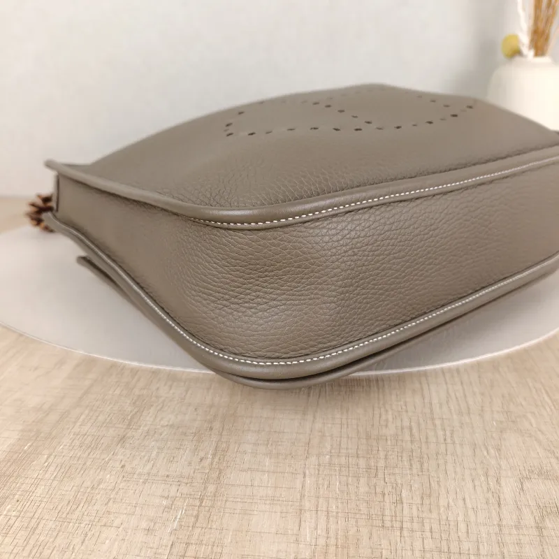 Hermès Crossbody Bag Evelyne 29 29 Taurillon Clemence TC Calfskin Small 29 × 8 × 30 cm W — detail view 1 of 10
