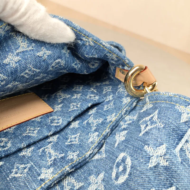 Louis Vuitton Shoulder Bag Sunset Blue · One Size 27 × 3 × 18 cm — detail view 4 of 13
