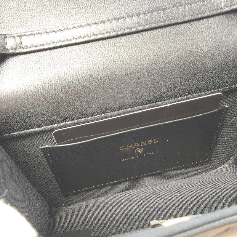 Chanel Crossbody Bag26c Pearl Black Lambskinmini15 × 5.5 × 10.5 cm — detail view 18 of 19