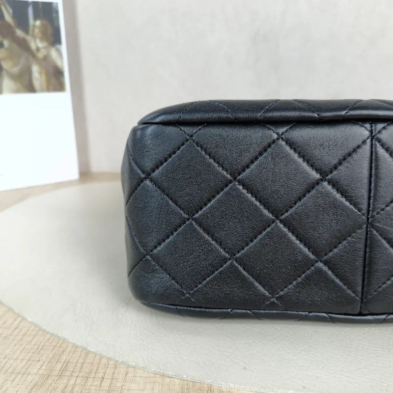 Chanel Shoulder Bag hobo Black with Gold-Tone Hardware Lambskin One Size 22 × 9 × 19 cm — detail view 2 of 11