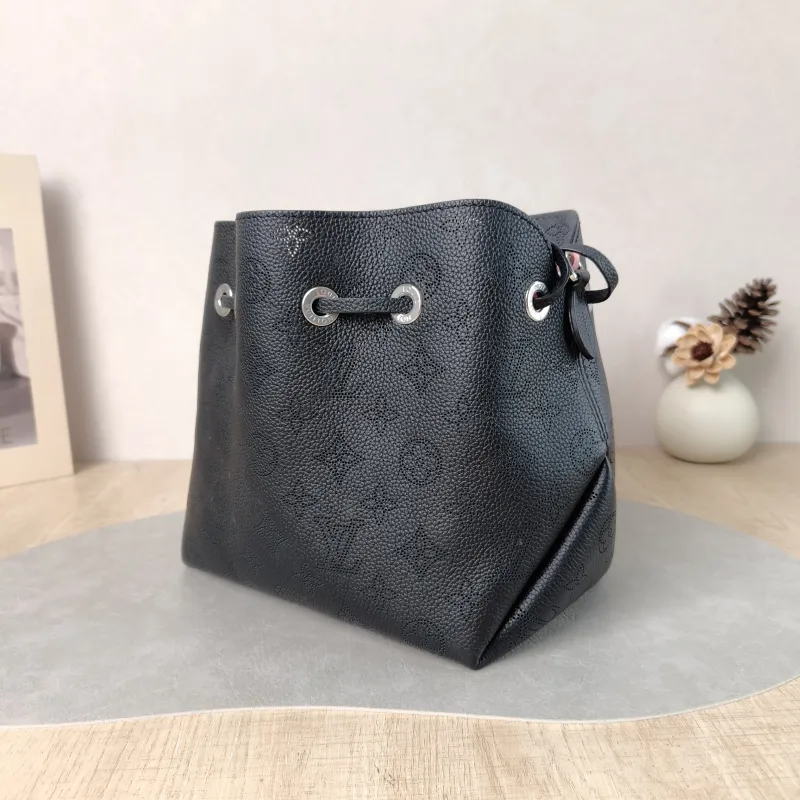 Louis Vuitton Crossbody Bag BELLA Black Calfskin One Size 22 × 14 × 19 cm — cover view 4 of 5