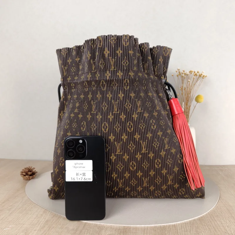 Louis Vuitton Shoulder Bag Shoulder Bag Monogram PVC One Size37 × 4 × 37 cm — cover view 4 of 5