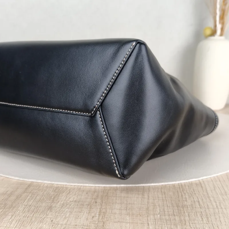 Miumiu Shoulder Bag IVY Tote Shopping Tote Black CC alfskin Small22 × 12 × 23.5 cm — detail view 11 of 12