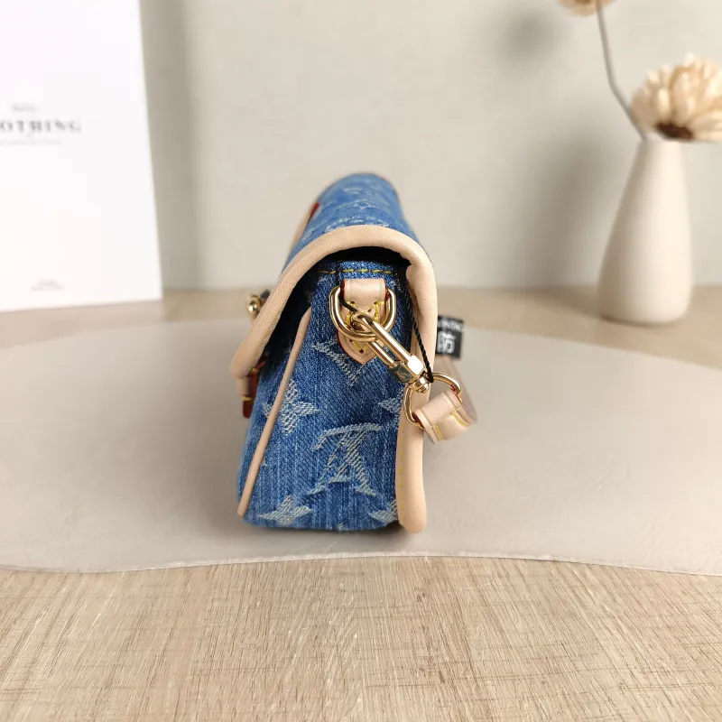 Louis Vuitton Crossbody Bag Diane Baguette Bag Blue nano 19 × 6 × 10.5 cm — detail view 6 of 11