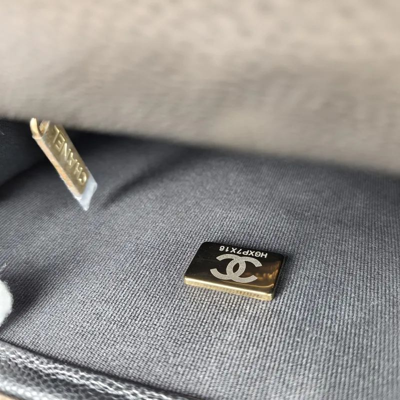 Chanel Crossbody Bag25b Messenger Bag Black Grained Calfskin Small17 × 7 × 16.5 cm — detail view 1 of 20
