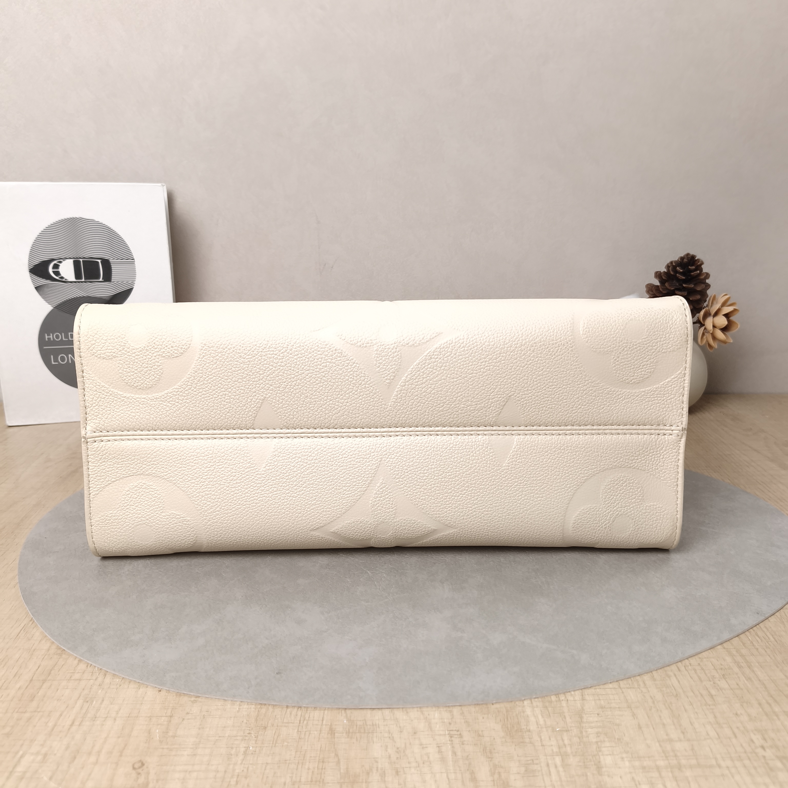 Louis Vuitton Shoulder Bag Onthego Medium White Empreinte Embossed Calfskin Monogram Medium35 × 14 × 27 cm — cover view 5 of 5