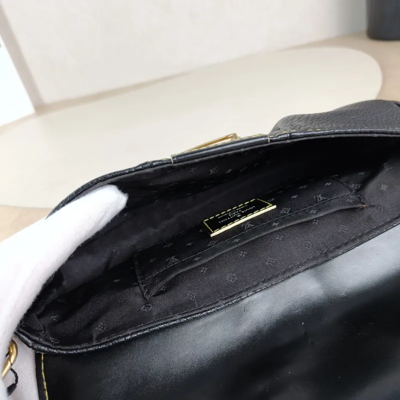 Louis Vuitton Suhali Vintage Black Calfskin One Size 23 × 4 × 12 cm — detail view 11 of 12