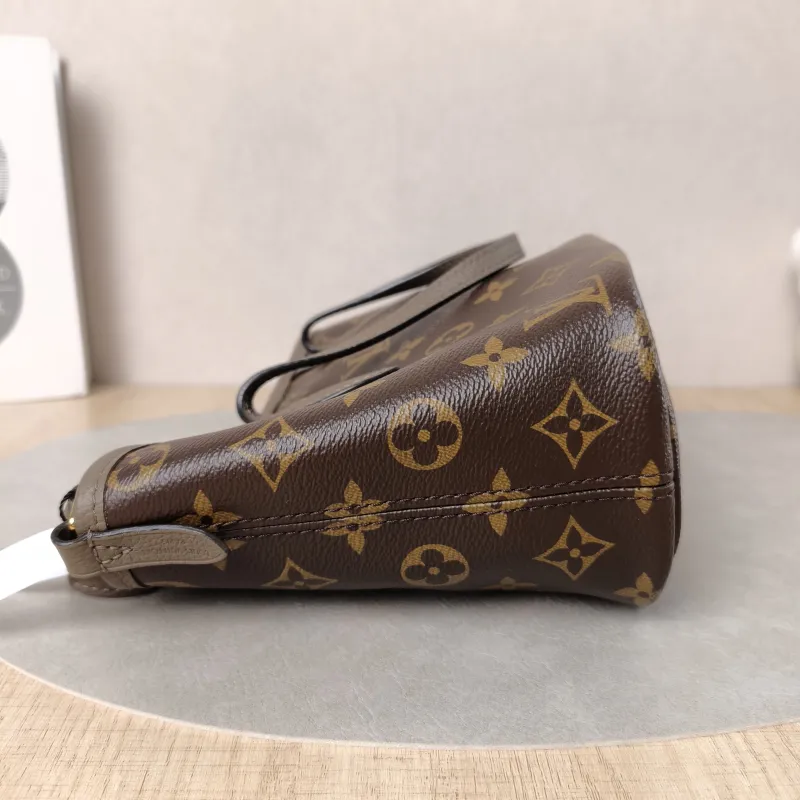 Louis Vuitton Crossbody Bag NEVERFULL INSIDE OUT BB PVC · Calfskin BB26.5 × 11 × 16.5 cm — detail view 5 of 15