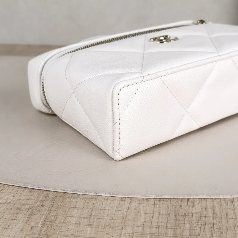 Chanel Crossbody Baglp Box Bag Top Handle Crossbody Bag White Calfskin One Size19.5 × 5 × 17 cm — detail view 10 of 12