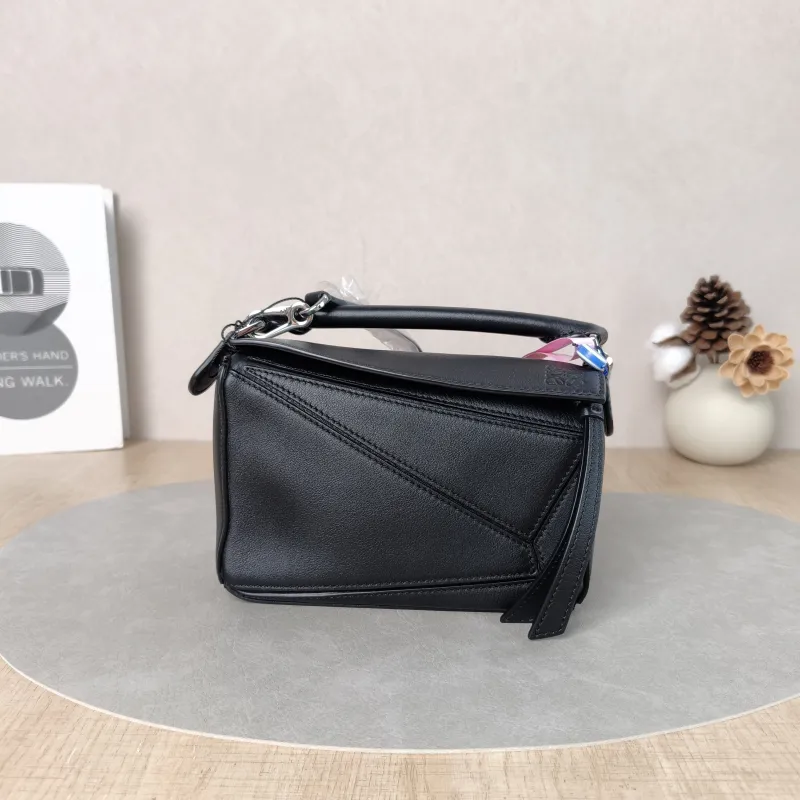 LOEWE Crossbody Bag Puzzle Black Calfskinmini18 × 8 × 12.5 cm