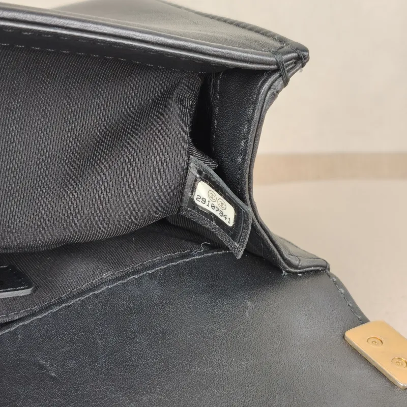 Chanel Crossbody Bag Le Boy​ Black Calfskin Small 20.5 × 8.5 × 12 cm 29 — detail view 10 of 15