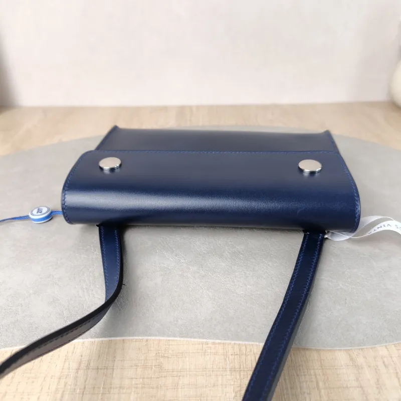Hermès Crossbody Bag hermesnap 18 Crossbody Bag Epsom Calfskin One Size 18.5 × 4.5 × 11.5 cm K — detail view 12 of 12