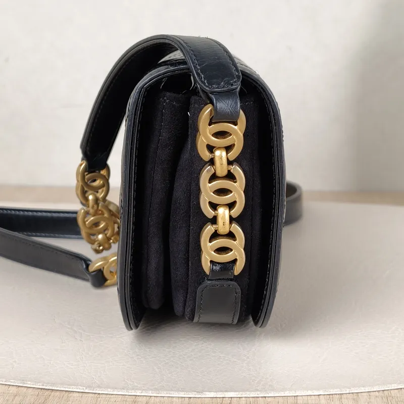 Chanel Crossbody Bag22a c Black Calfskinmini17.5 × 5.5 × 12 cm — detail view 10 of 15