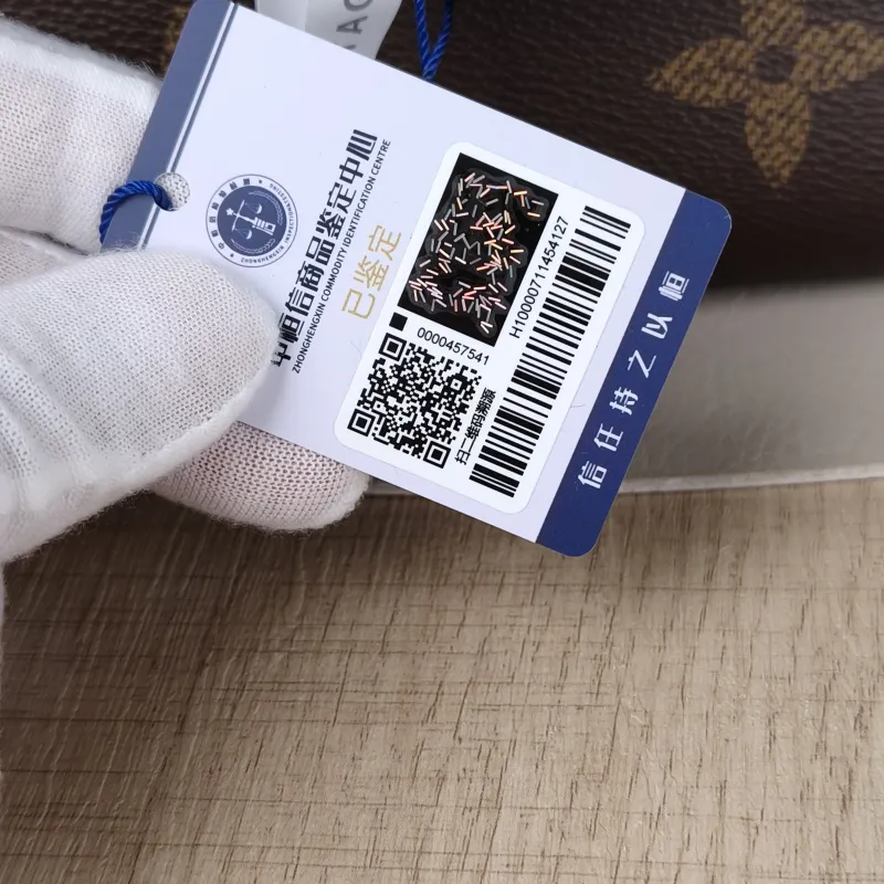 Louis Vuitton Crossbody Bag Onthego BB Monogram PVCBB18 × 8.5 × 15 cm — detail view 1 of 13