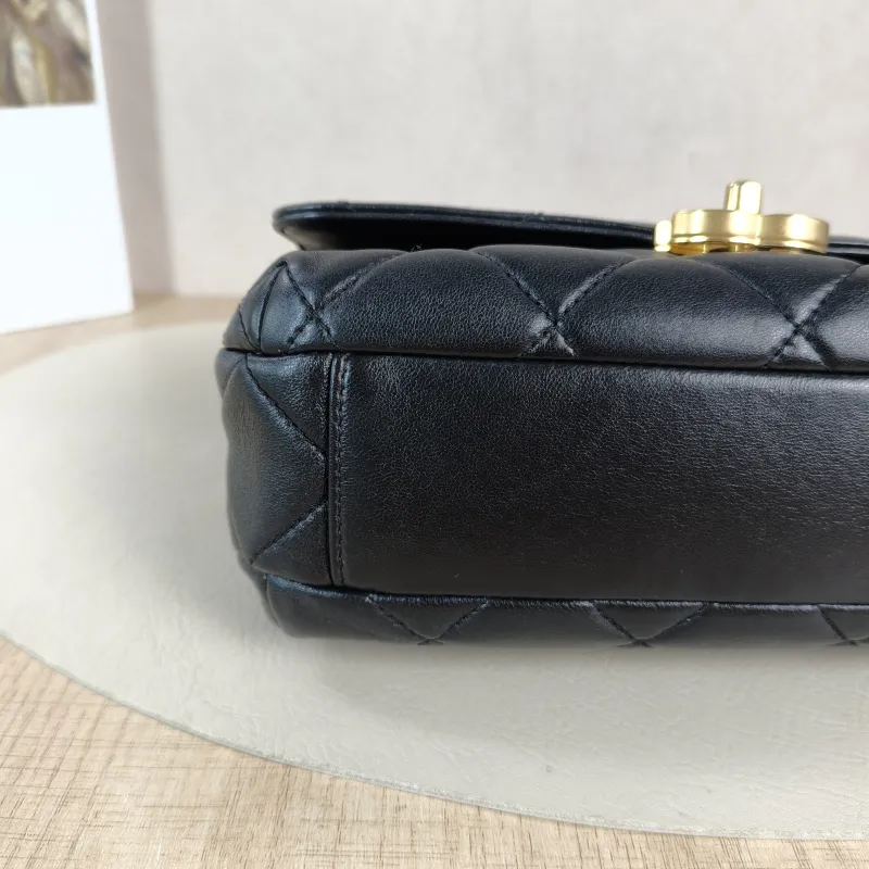 Chanel Crossbody Bag 24a Pearl Black Lambskin One Size 22 × 11 × 14.5 cm — detail view 3 of 11