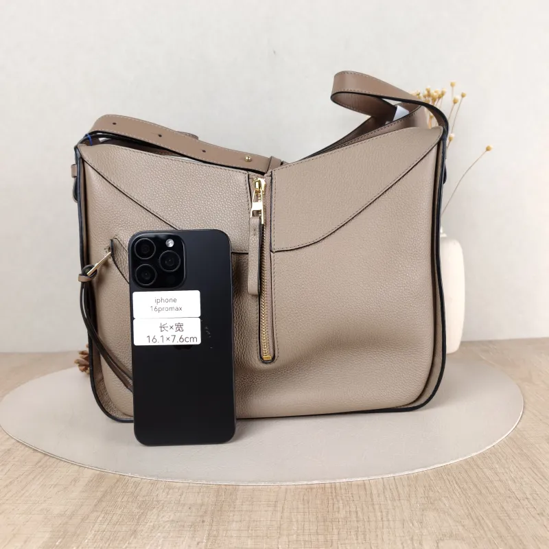 LOEWE Shoulder Bag Hammock Calfskin Small 30 × 14 × 25 cm — cover view 4 of 5