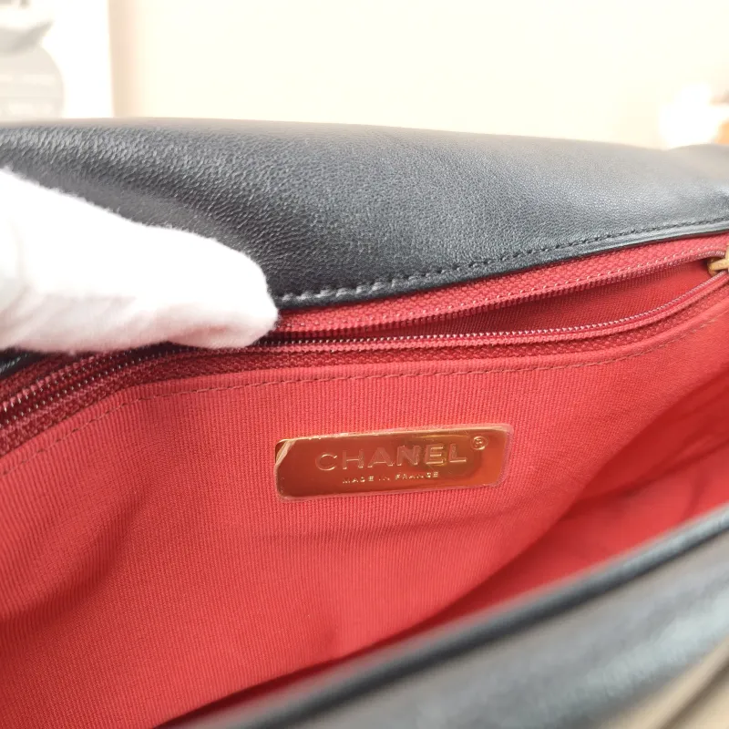 Chanel Crossbody Bag 19Bag Black SL ambskin Small 26 × 9 × 16 cm Microchip Edition — detail view 11 of 12