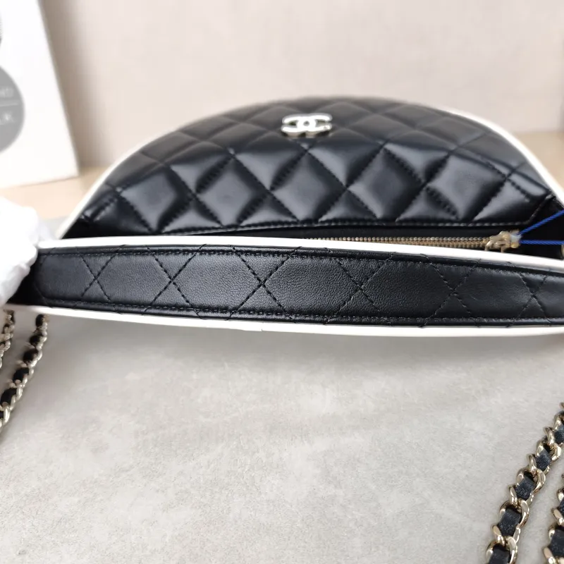 Chanel Crossbody Bag26s Top Handle Crossbody Bag Lambskin One Size22 × 6 × 15 cm — detail view 4 of 15