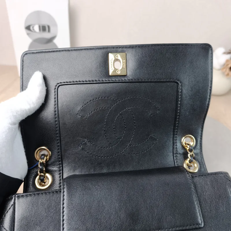 Chanel Crossbody Bag Crossbody Bag Black Calfskin One Size 21 × 5 × 13 cm 23 — detail view 10 of 12