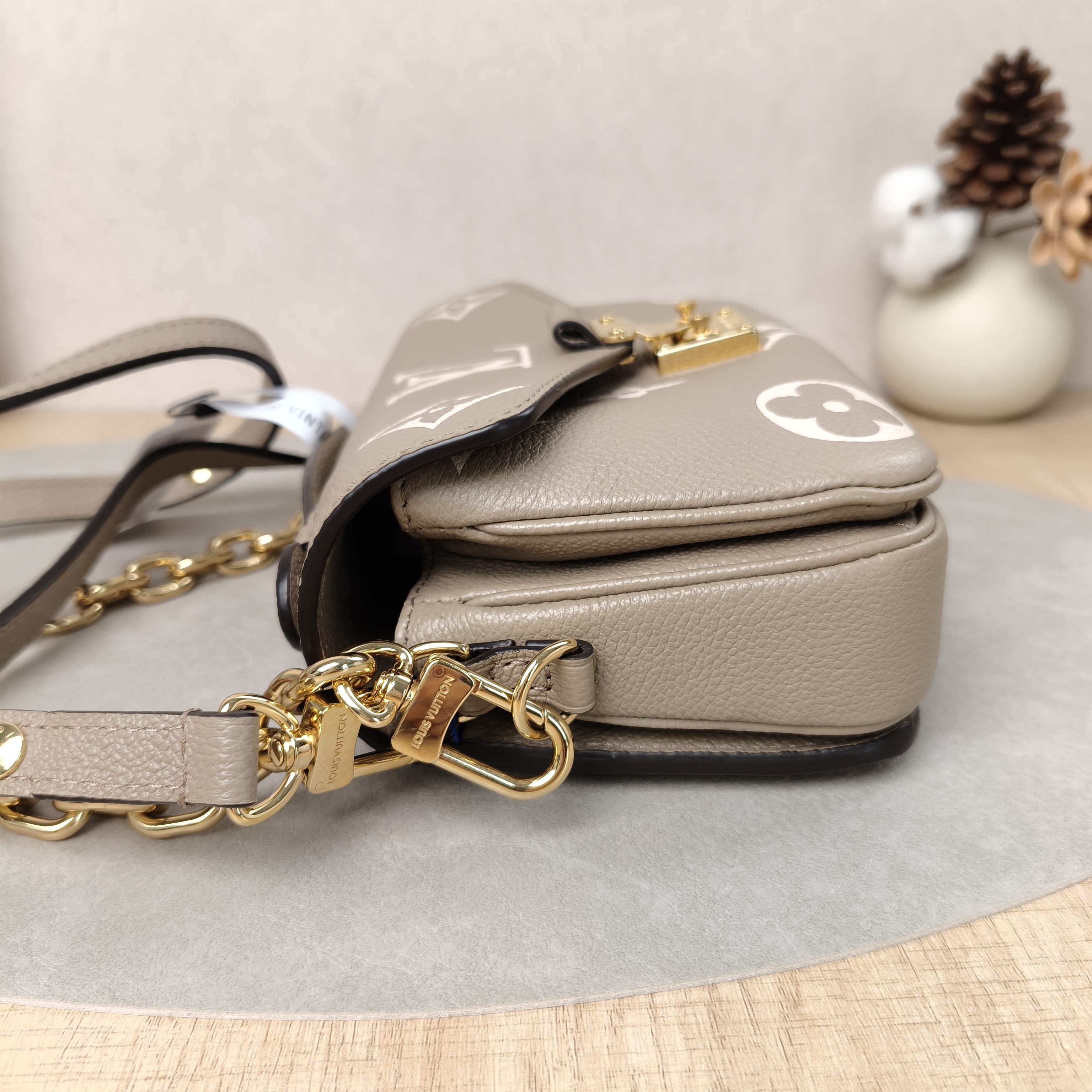 Louis Vuitton Bag Pochette Métis East West Empreinte Monogram 21.5*6*13.5 detail 16