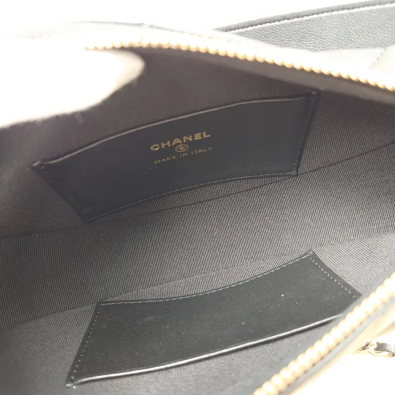 Chanel Crossbody Bag26s Top Handle Crossbody Bag Lambskin One Size22 × 6 × 15 cm — detail view 5 of 15