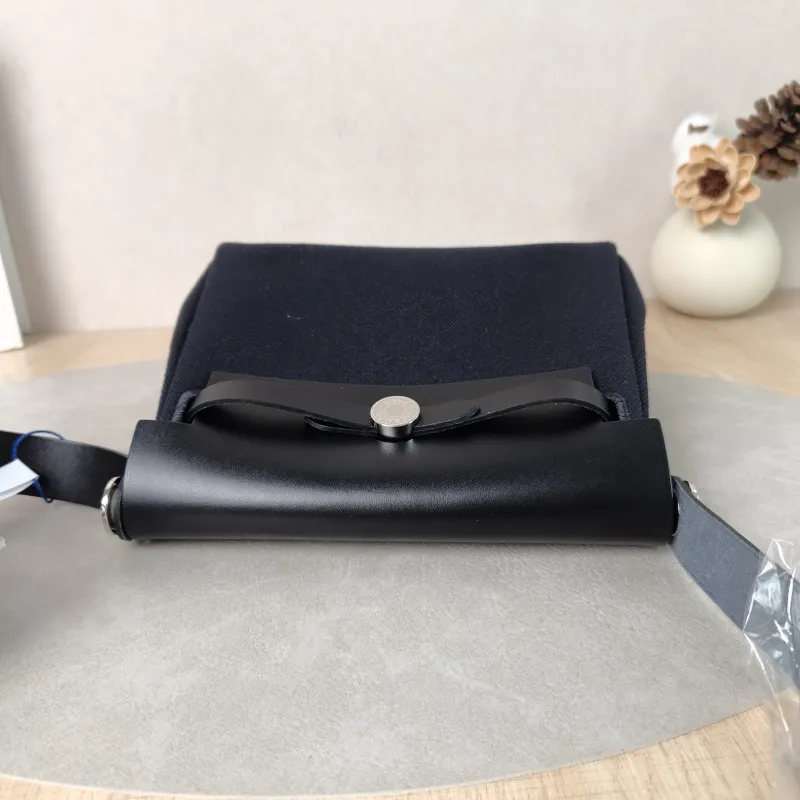 Hermès Crossbody Bag Herbag Zip 2089Black Calfskin，Canvasmini20.5 × 7 × 16.5 cm — detail view 11 of 15