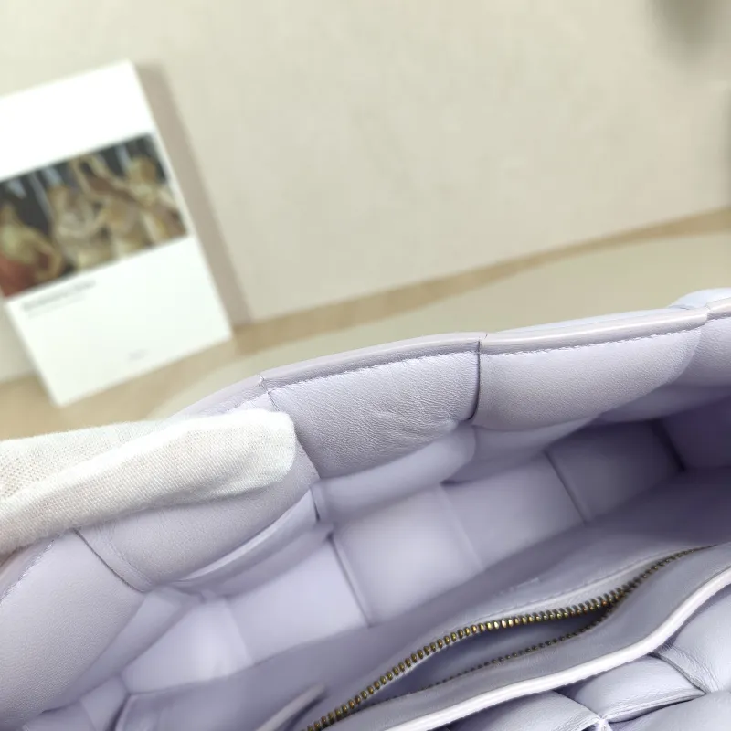 Bottega Veneta Crossbody Bag Padded Cassette Woven Lambskin Medium 26 × 8 × 18 cm — detail view 10 of 12