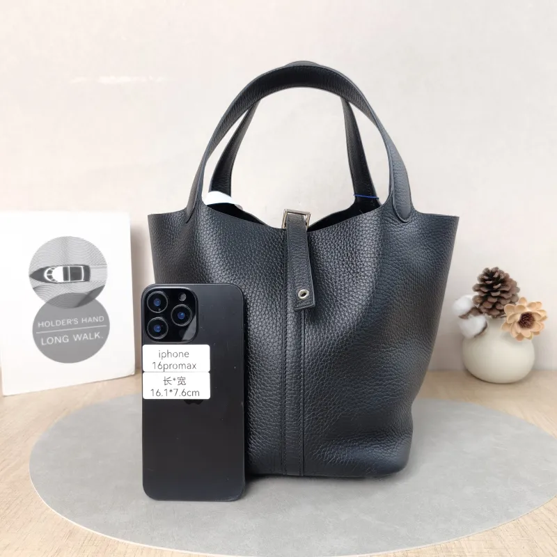 Hermès Top Handle Bag Picotin Lock 22 22Black TC Calfskin Medium22 × 18 × 21 cm — cover view 6 of 6
