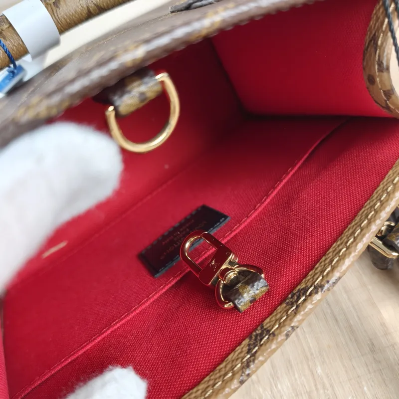 Louis Vuitton Crossbody Bag Onthego BB Monogram PVC BB 18 × 8.5 × 15 cm — detail view 6 of 12