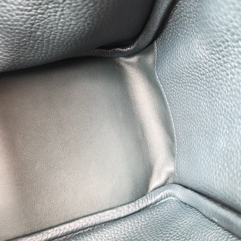 Hermès Crossbody Bag Lindy 266O Taurillon Clemence TC Calfskin Small26 × 12 × 18 cm — detail view 3 of 11