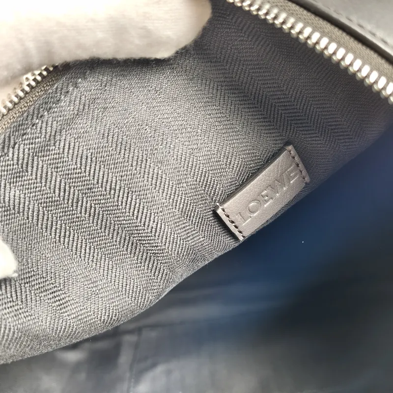 LOEWE Crossbody Bagcubi Crossbody Bag Grey Calfskin One Size44 × 18 × 30 cm — detail view 3 of 10