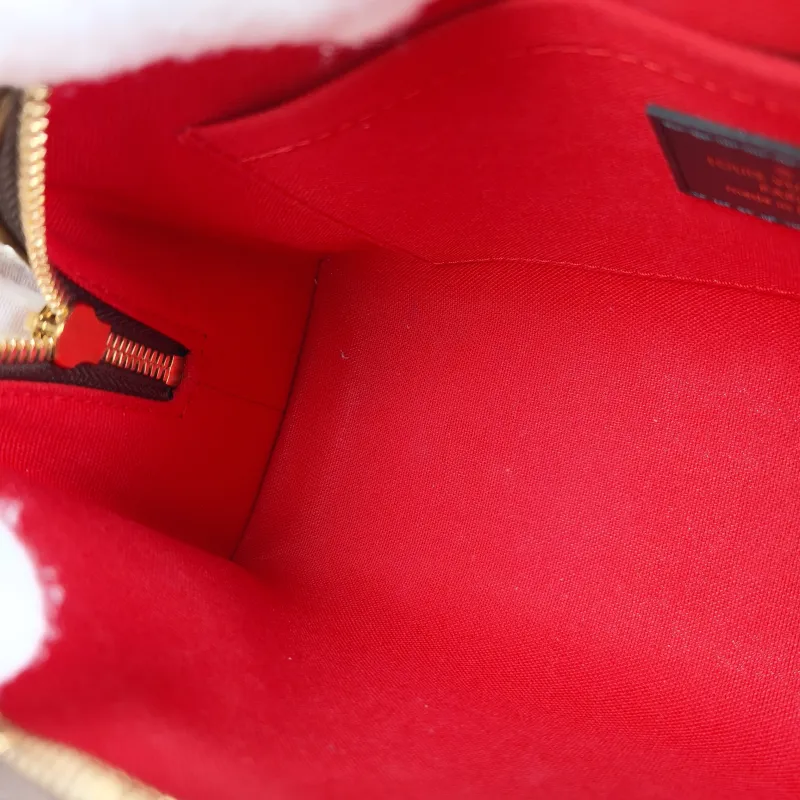 Louis Vuitton Crossbody Bag Onthego East West Monogram PVC Small 25 × 10 × 13 cm — detail view 6 of 15