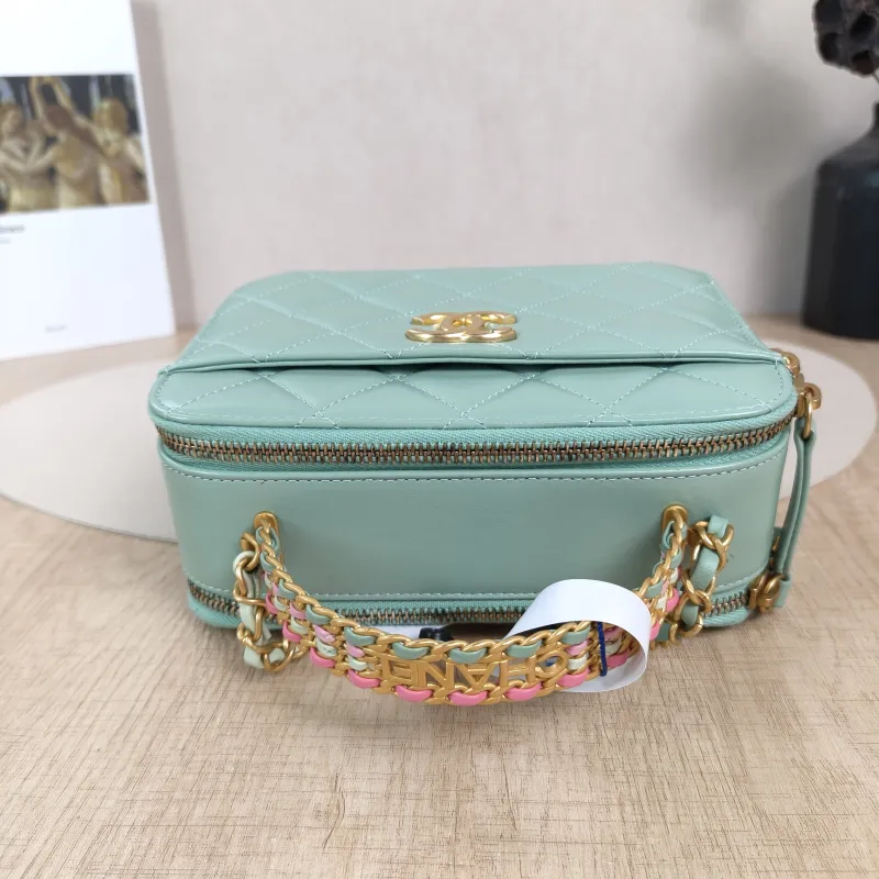 Chanel Crossbody Bag Green Waxed Leathermini18.5 × 8 × 13.5 cm — detail view 11 of 13