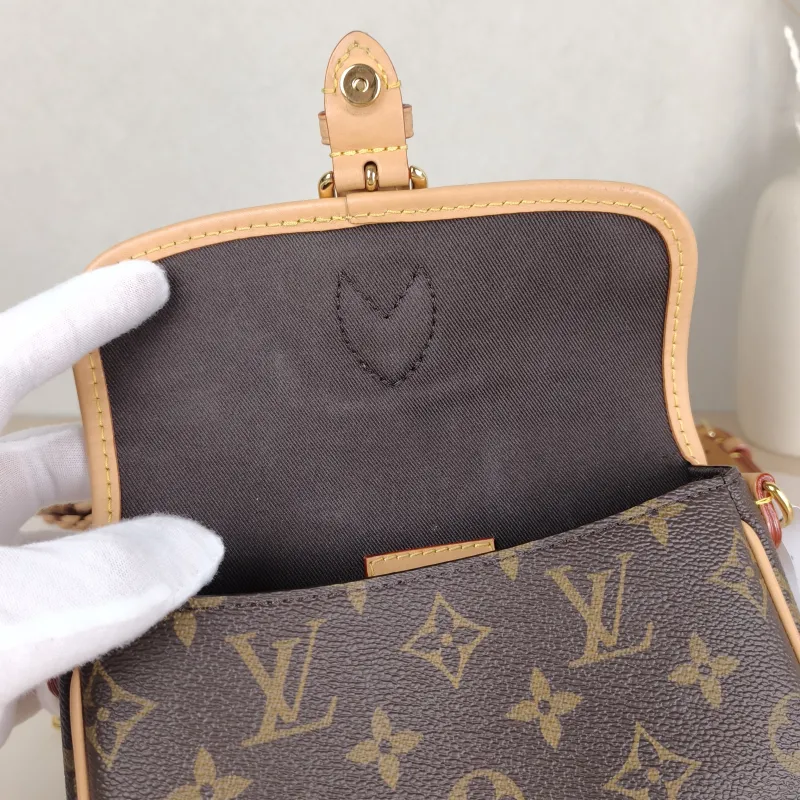 Louis Vuitton Crossbody Bag Diane Baguette Bag Monogram PV Cnano19 × 6 × 10.5 cm — detail view 4 of 12