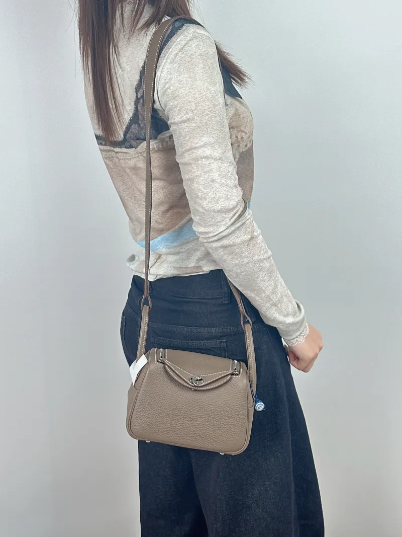 Hermès Crossbody Bag Lindy Mini 1918 TC Calfskinmini19 × 9.5 × 13 cm — on-model view 2 of 2