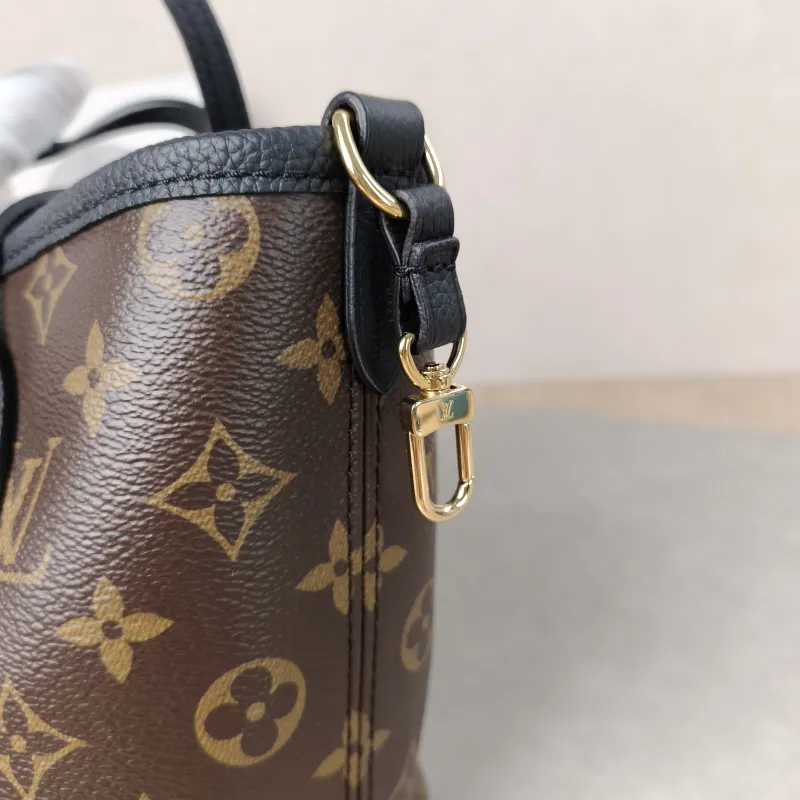Louis Vuitton Crossbody Bag NEVERFULL INSIDE OUT BB Black PVC · Calfskin BB26.5 × 11 × 16.5 cm — detail view 8 of 17